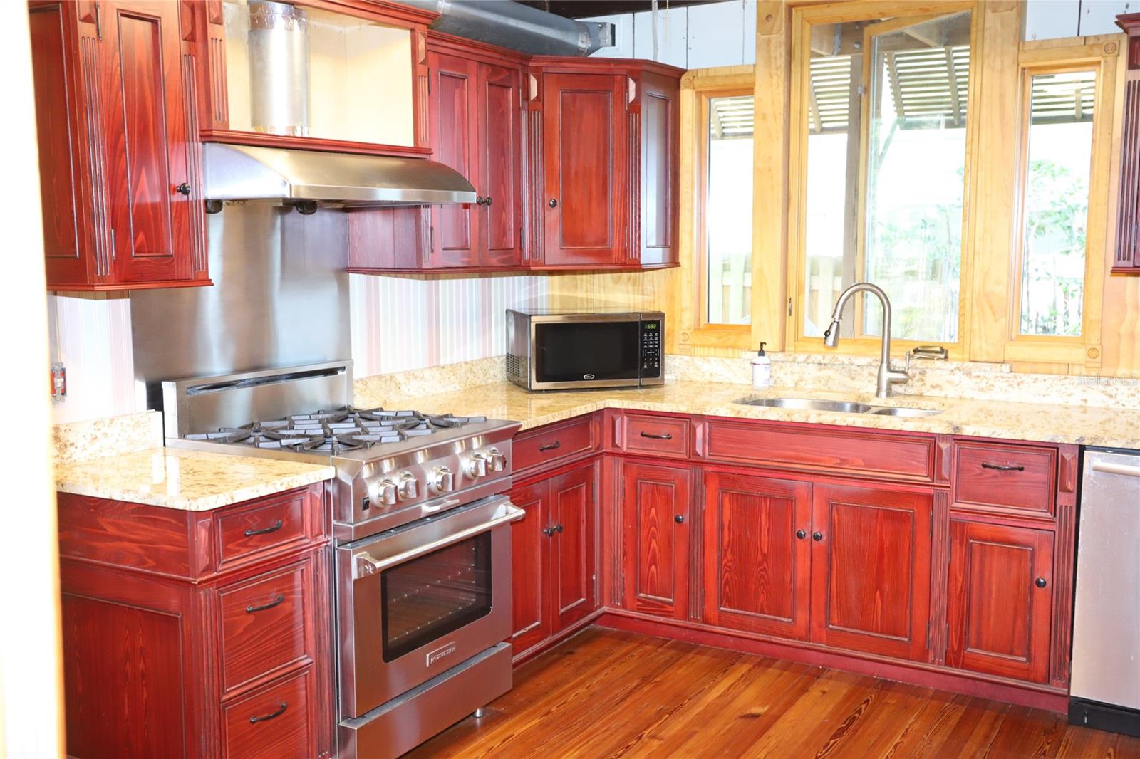 Listing photo id 12 for 272 Orange Street