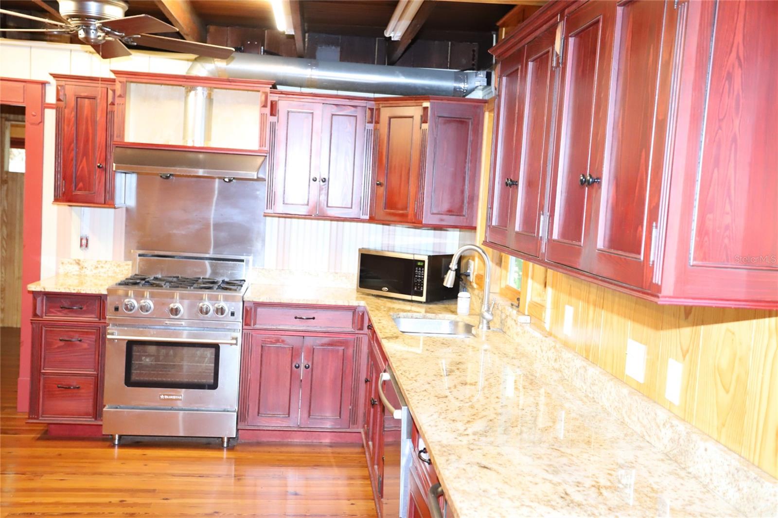 Listing photo id 13 for 272 Orange Street