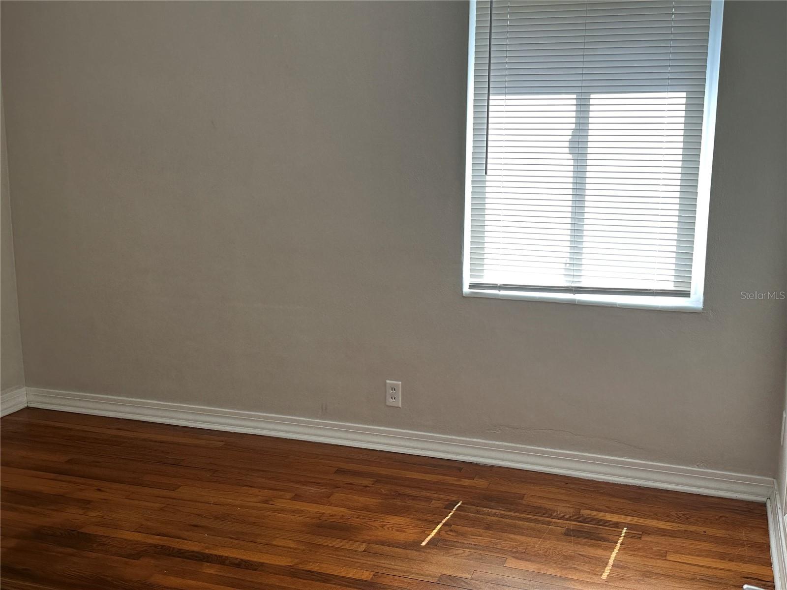 Image 11 of 13 For 215 24th Avenue N