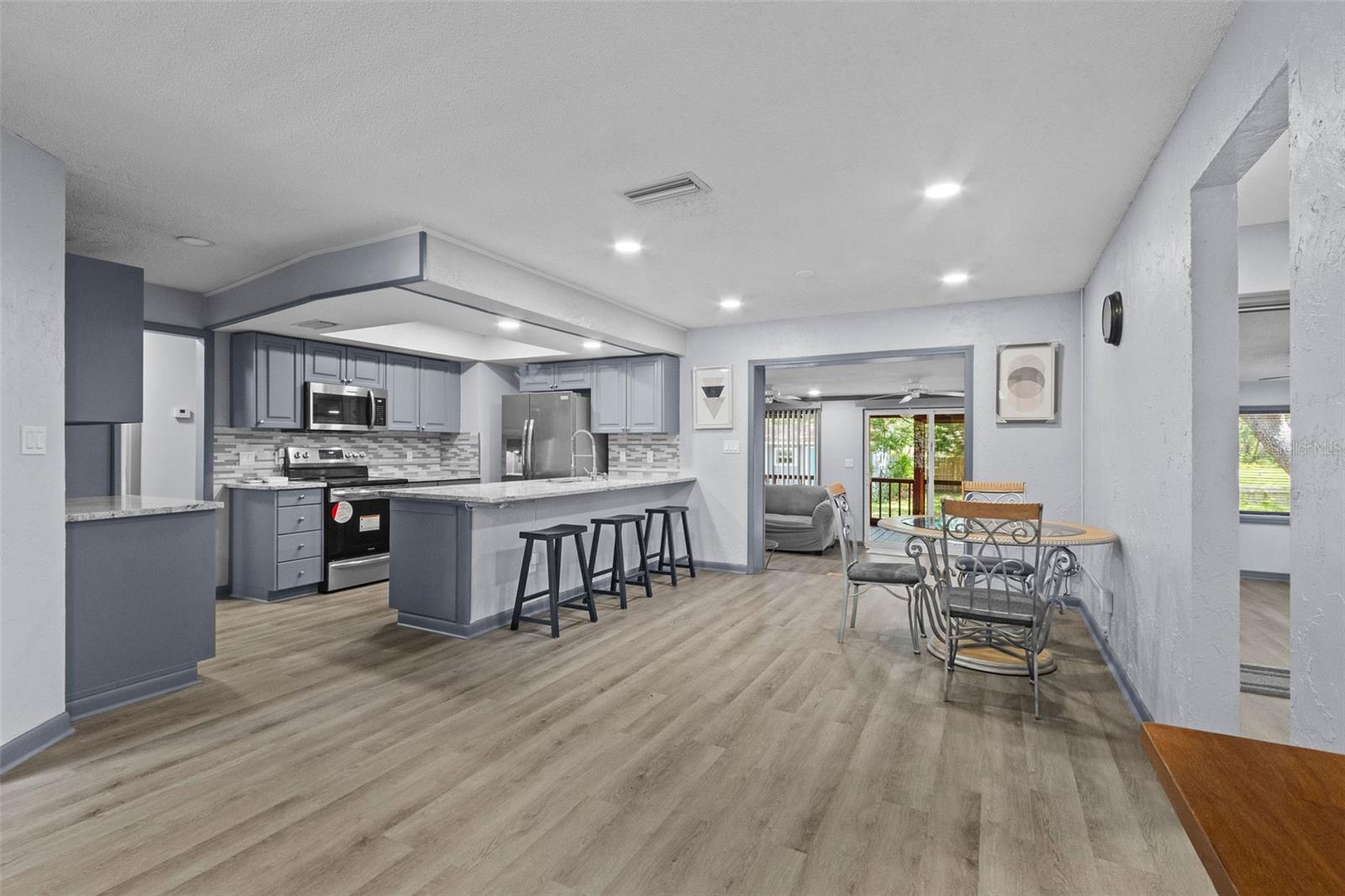 Image 5 of 34 For 715 109th Avenue