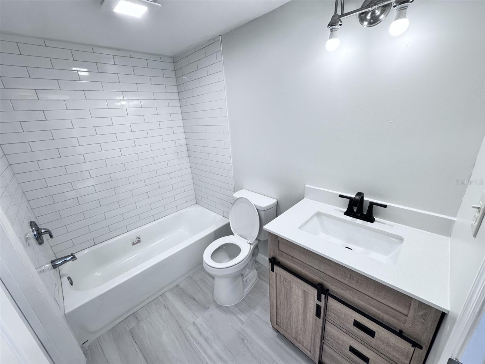 Listing photo id 2 for 2625 State Road 590 1012