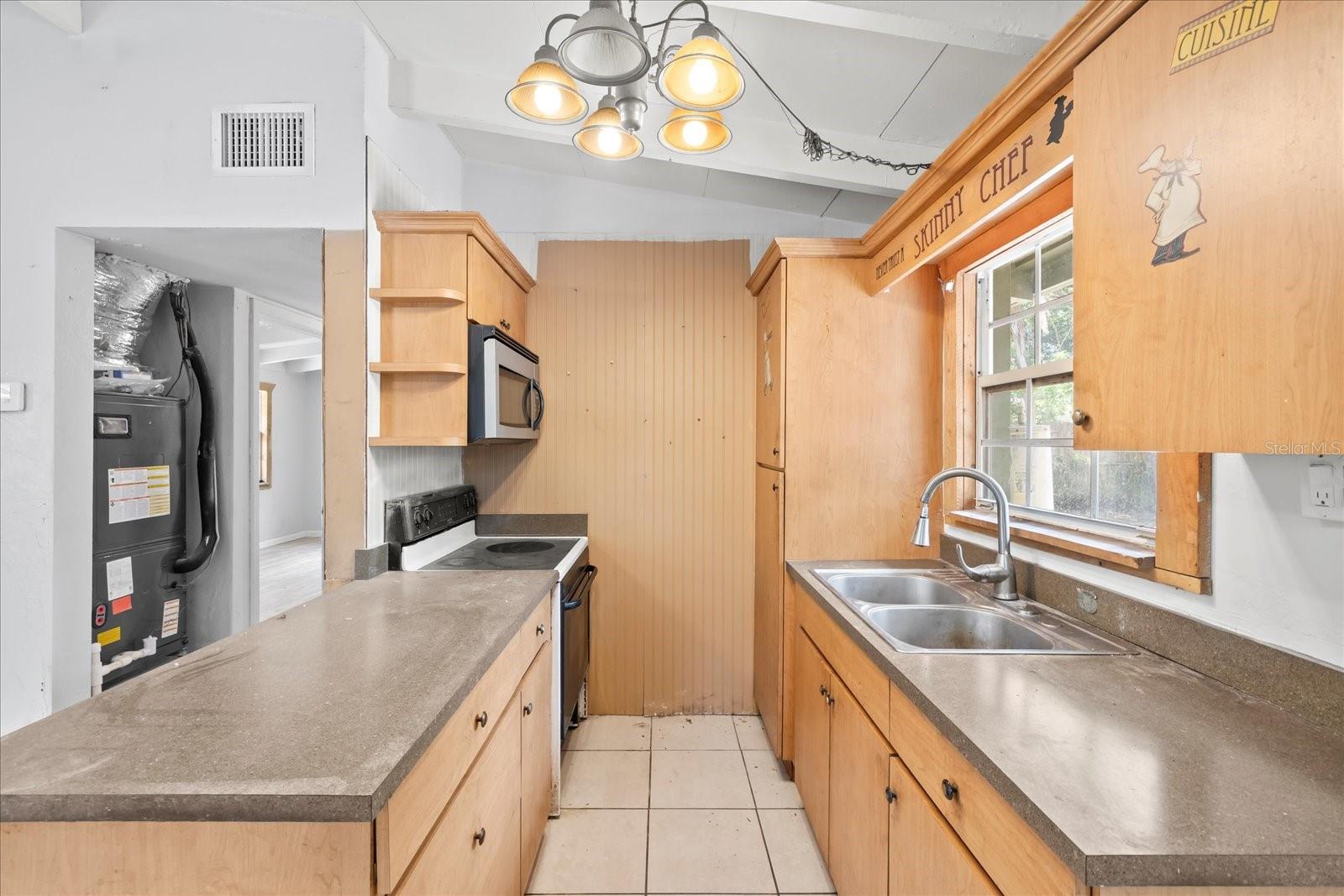 Image 11 of 25 For 9213 Robson Street