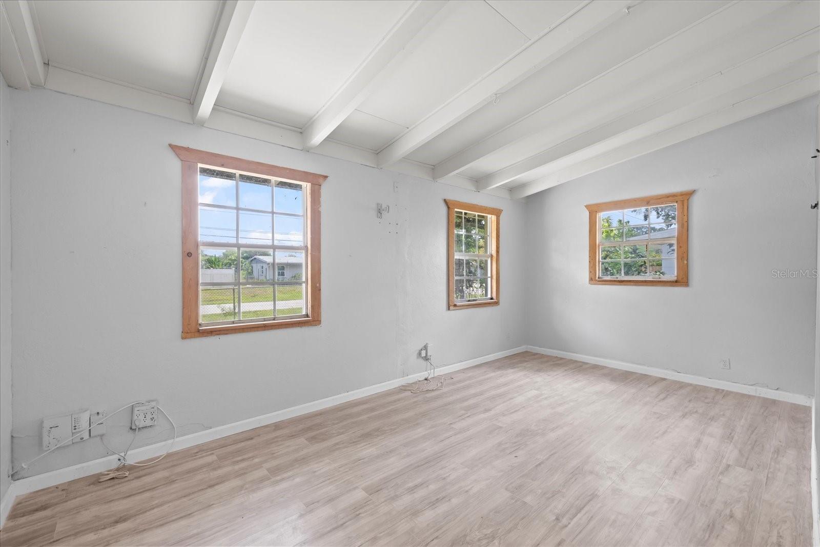 Image 18 of 25 For 9213 Robson Street