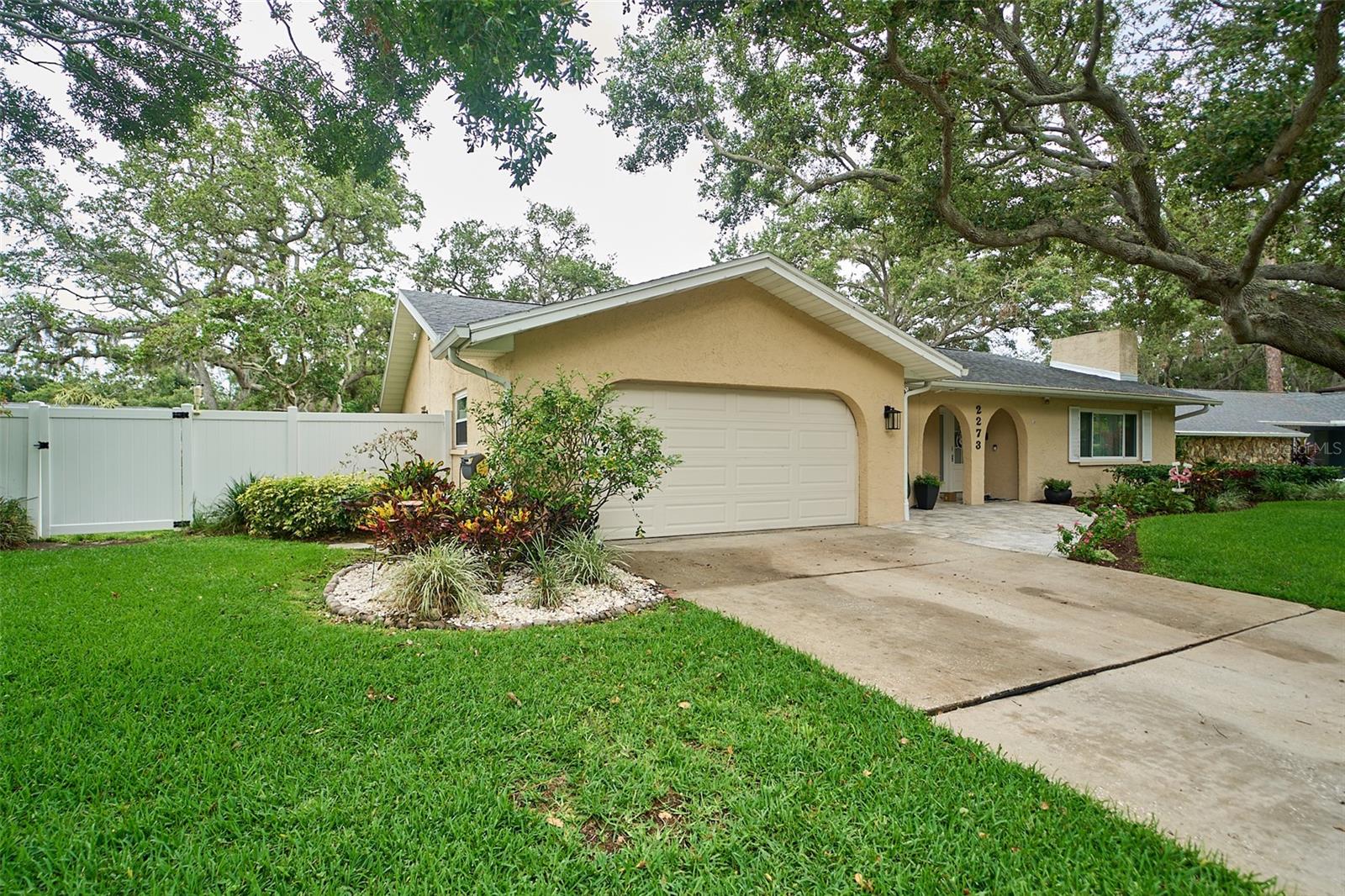 Listing photo id 2 for 2273 Willowbrook Drive