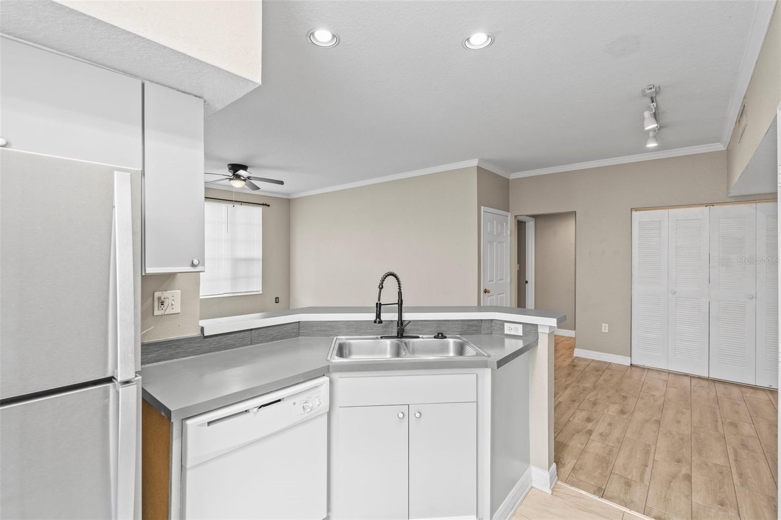 Image 13 of 44 For 9842 Lake Chase Island Way