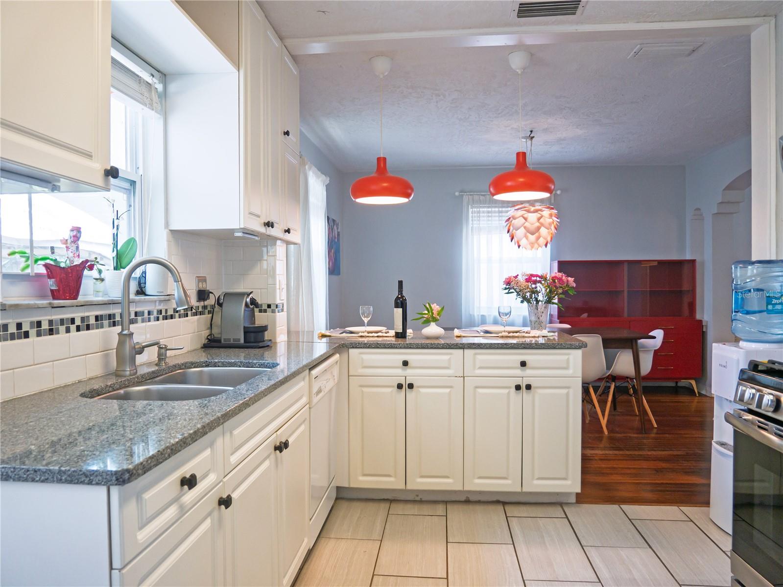 Listing photo id 11 for 1620 15th Street N