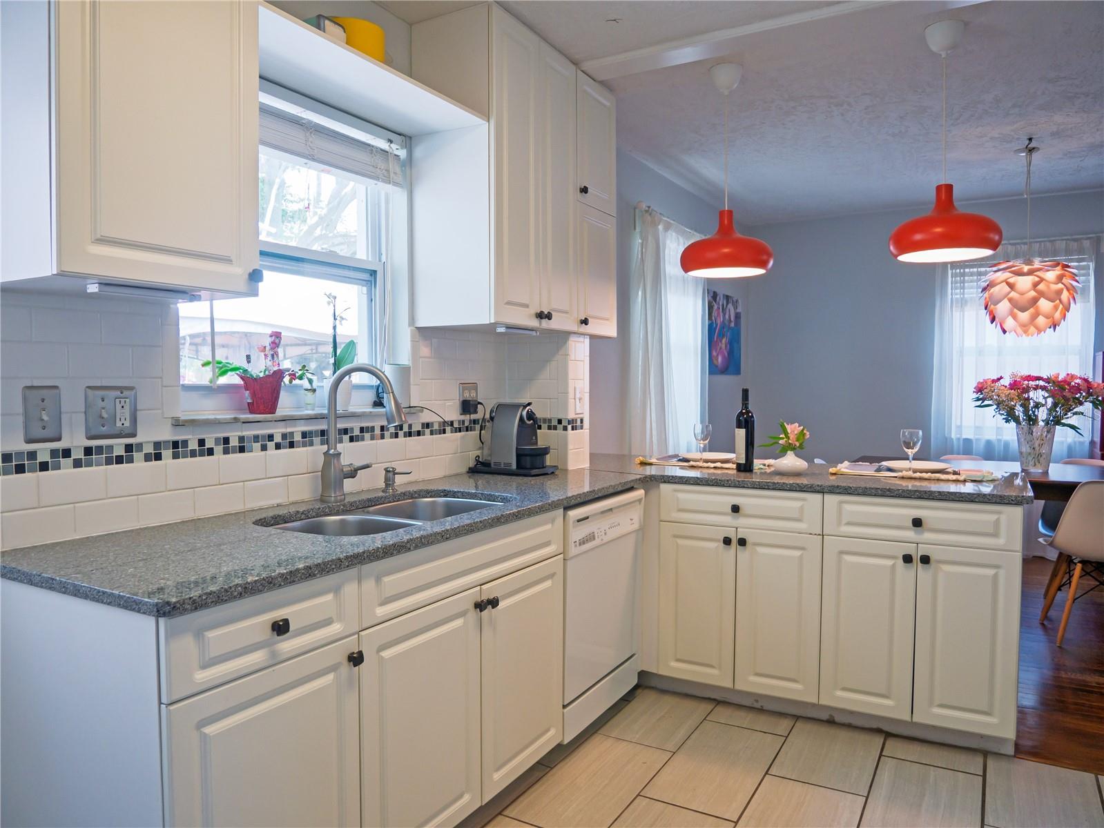 Listing photo id 12 for 1620 15th Street N