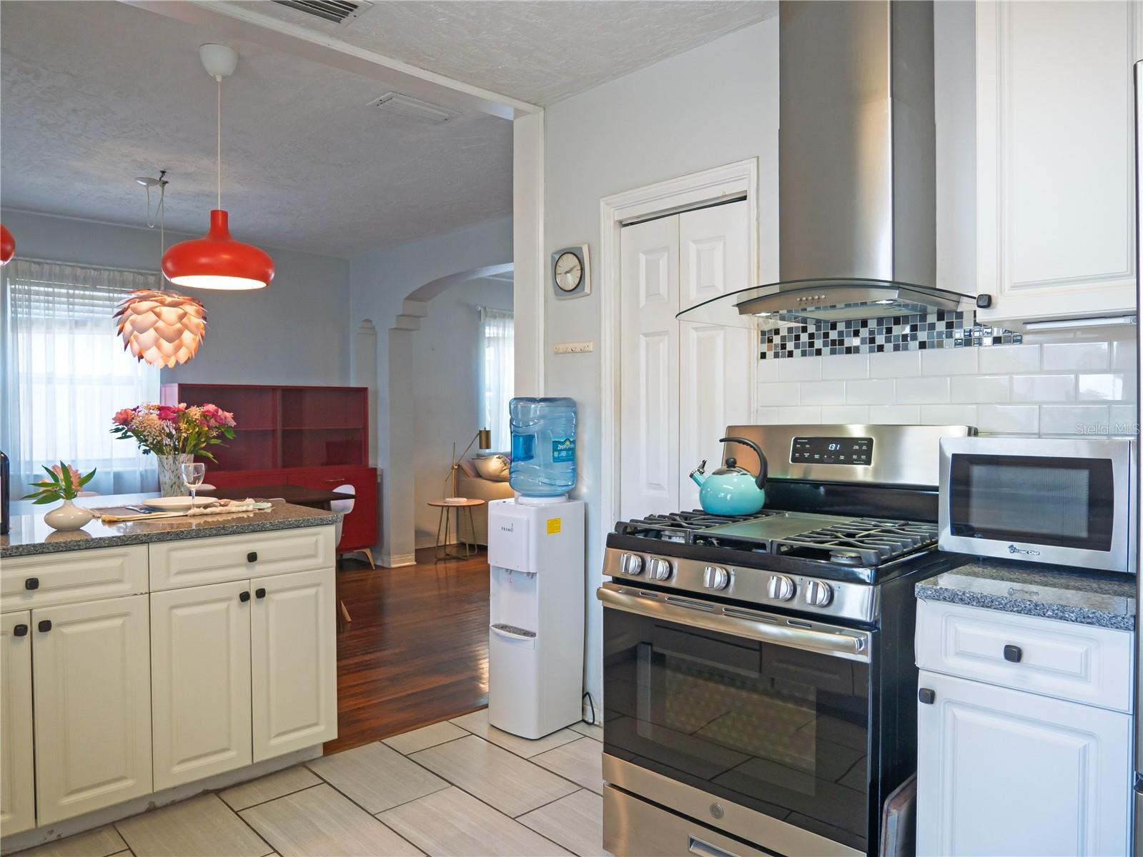 Listing photo id 13 for 1620 15th Street N