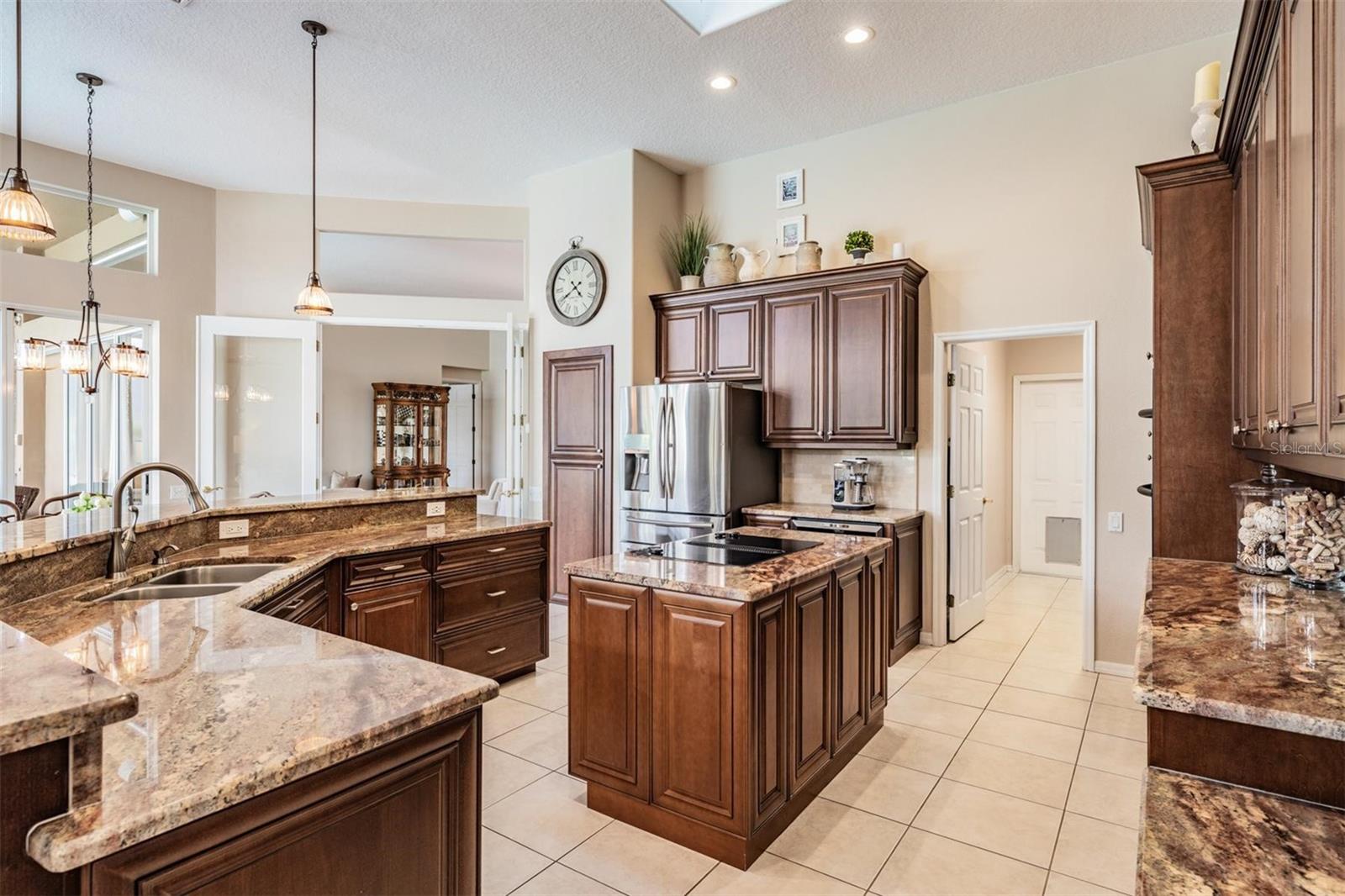 Listing photo id 9 for 5029 Camberley Lane