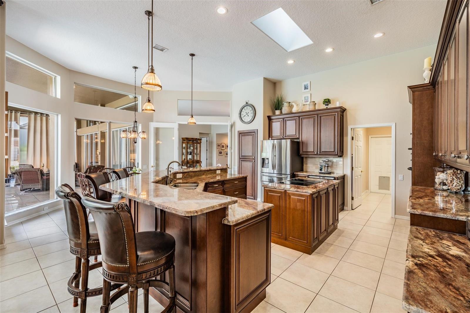Listing photo id 10 for 5029 Camberley Lane