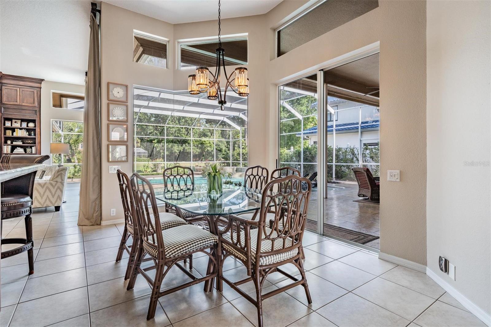Listing photo id 12 for 5029 Camberley Lane