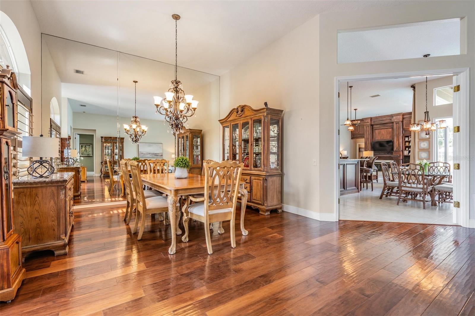 Listing photo id 18 for 5029 Camberley Lane