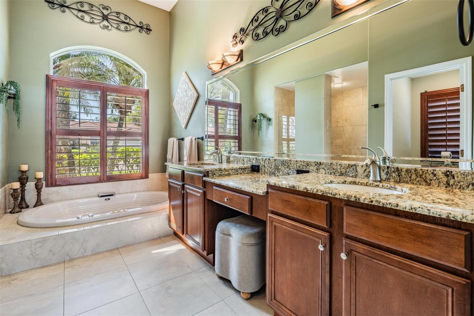 Listing photo id 23 for 5029 Camberley Lane