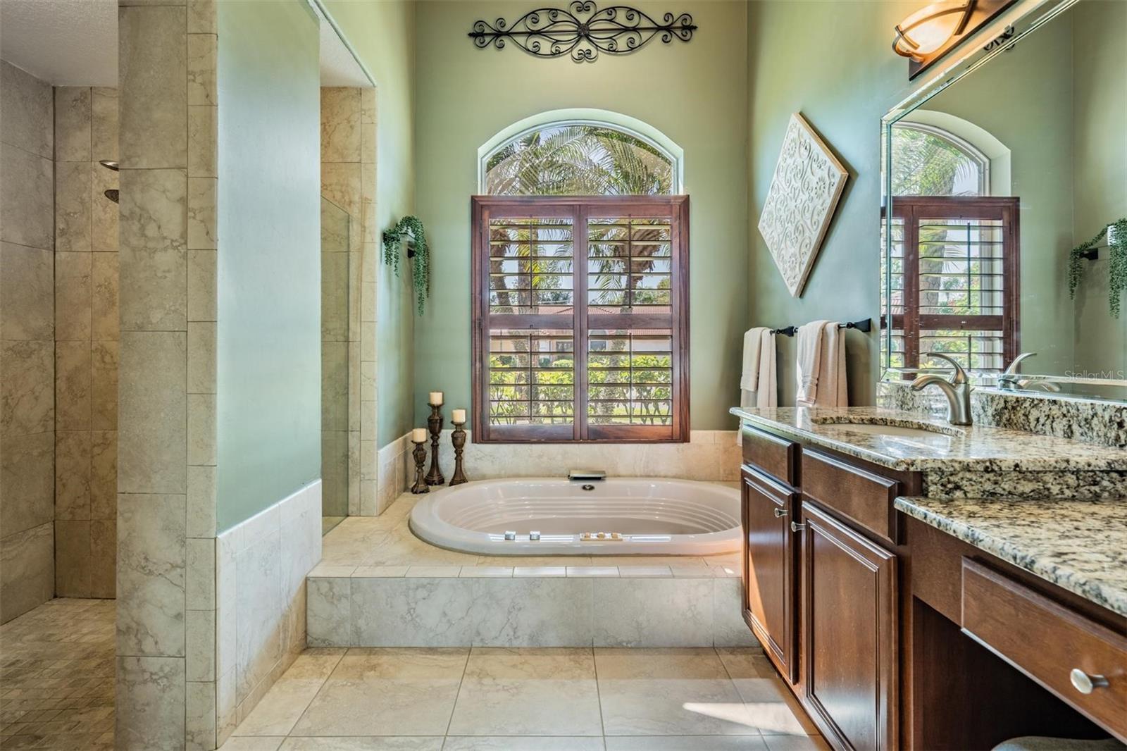 Listing photo id 24 for 5029 Camberley Lane
