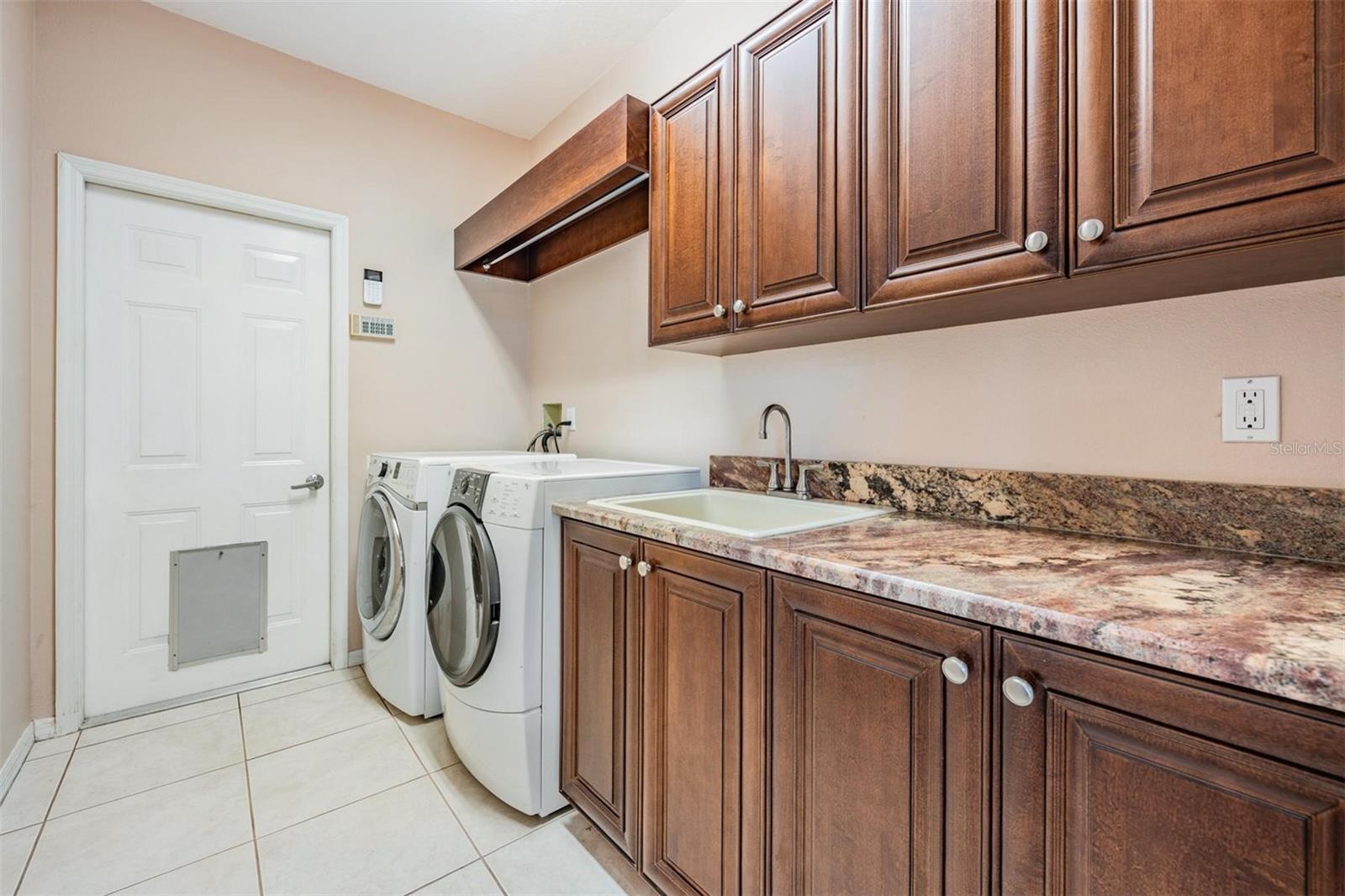 Listing photo id 33 for 5029 Camberley Lane