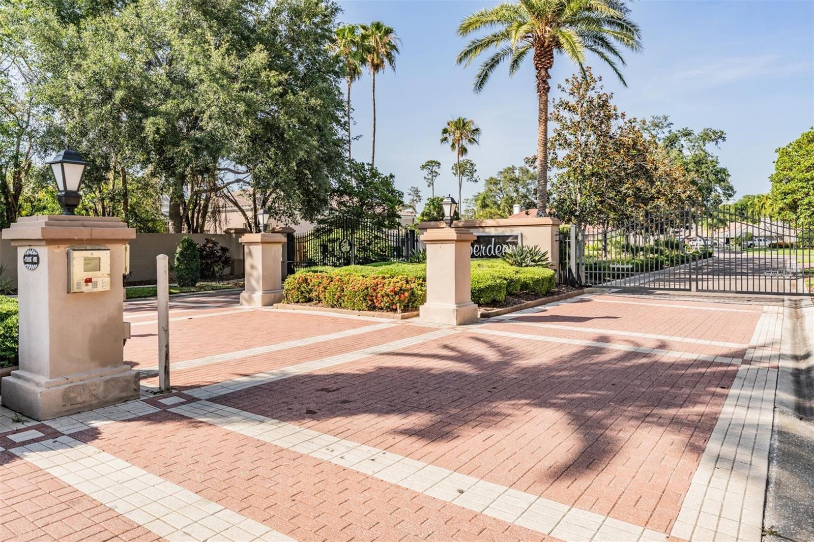 Listing photo id 2 for 5029 Camberley Lane