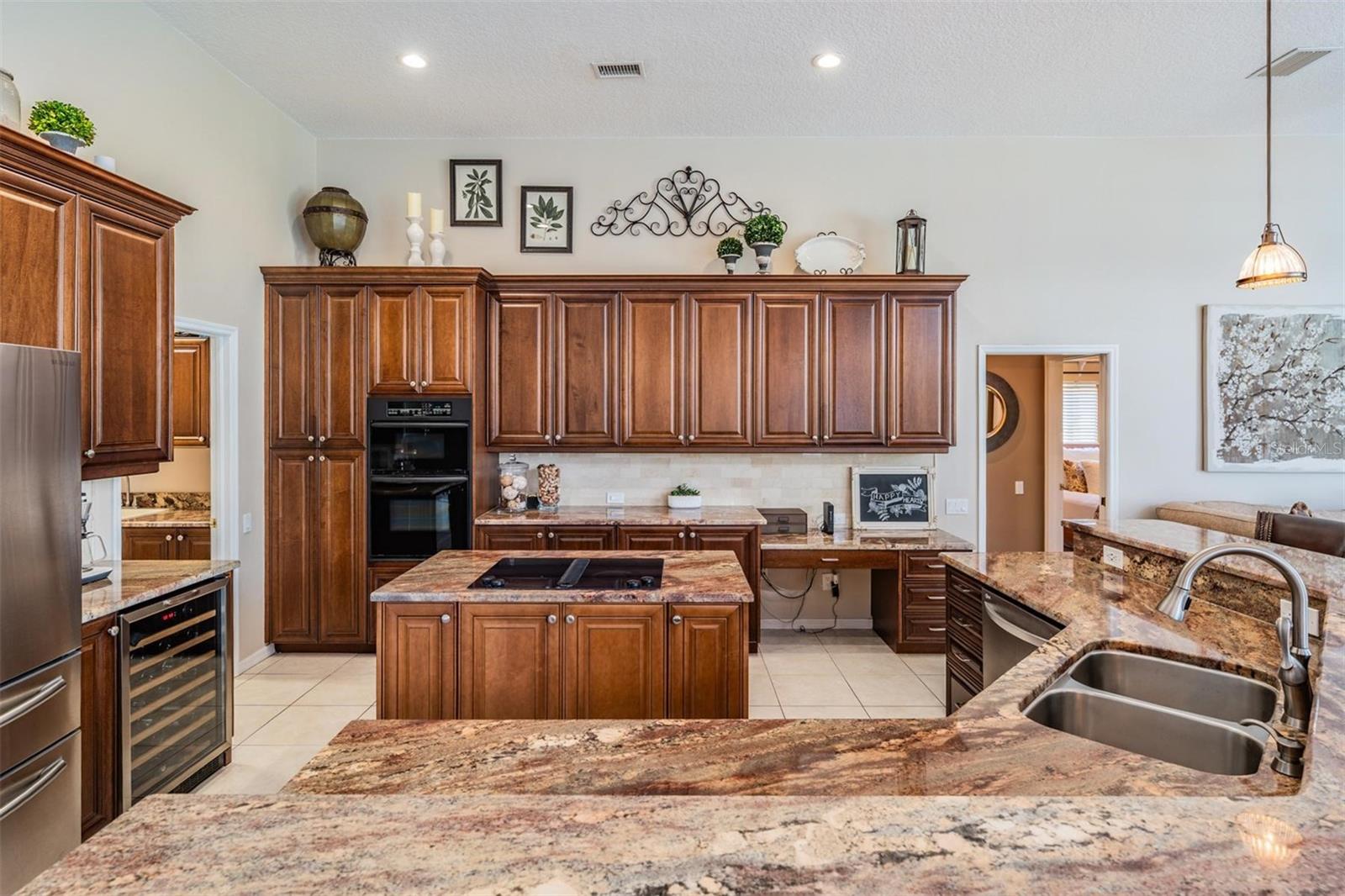 Listing photo id 4 for 5029 Camberley Lane