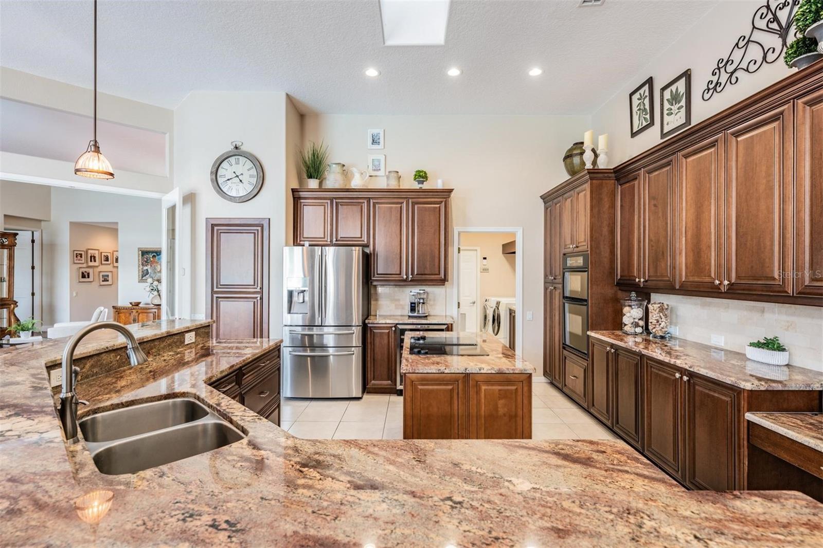 Listing photo id 5 for 5029 Camberley Lane