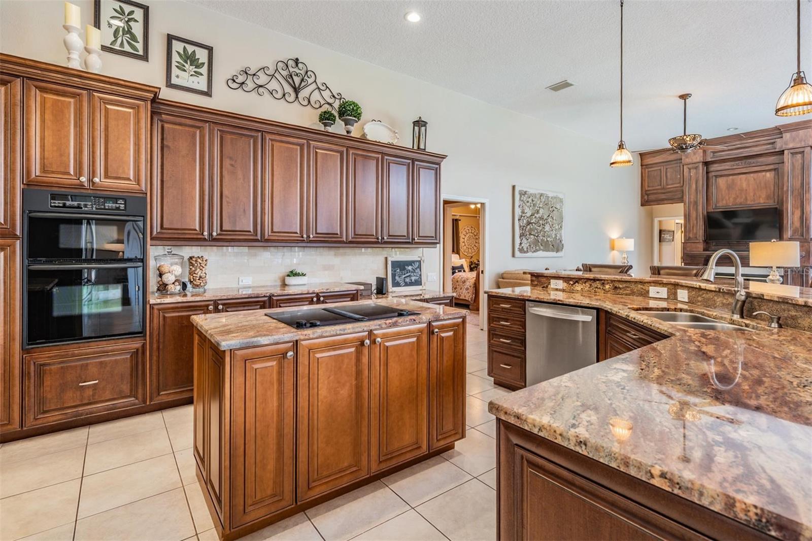 Listing photo id 6 for 5029 Camberley Lane