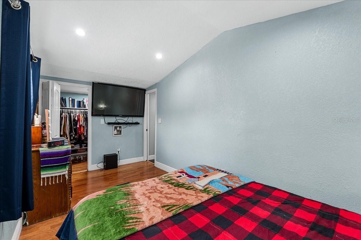 Listing photo id 13 for 306 Avenue A E