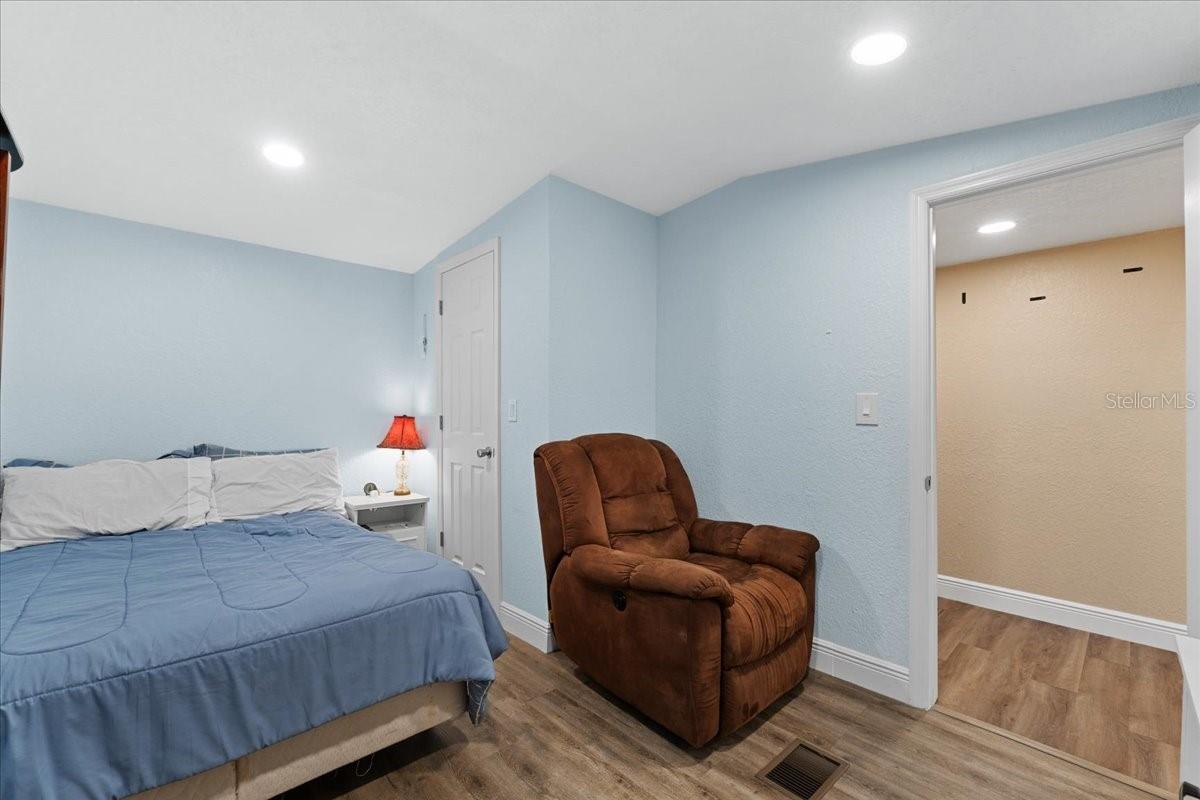 Listing photo id 20 for 306 Avenue A E