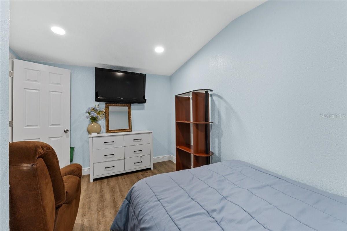 Listing photo id 21 for 306 Avenue A E