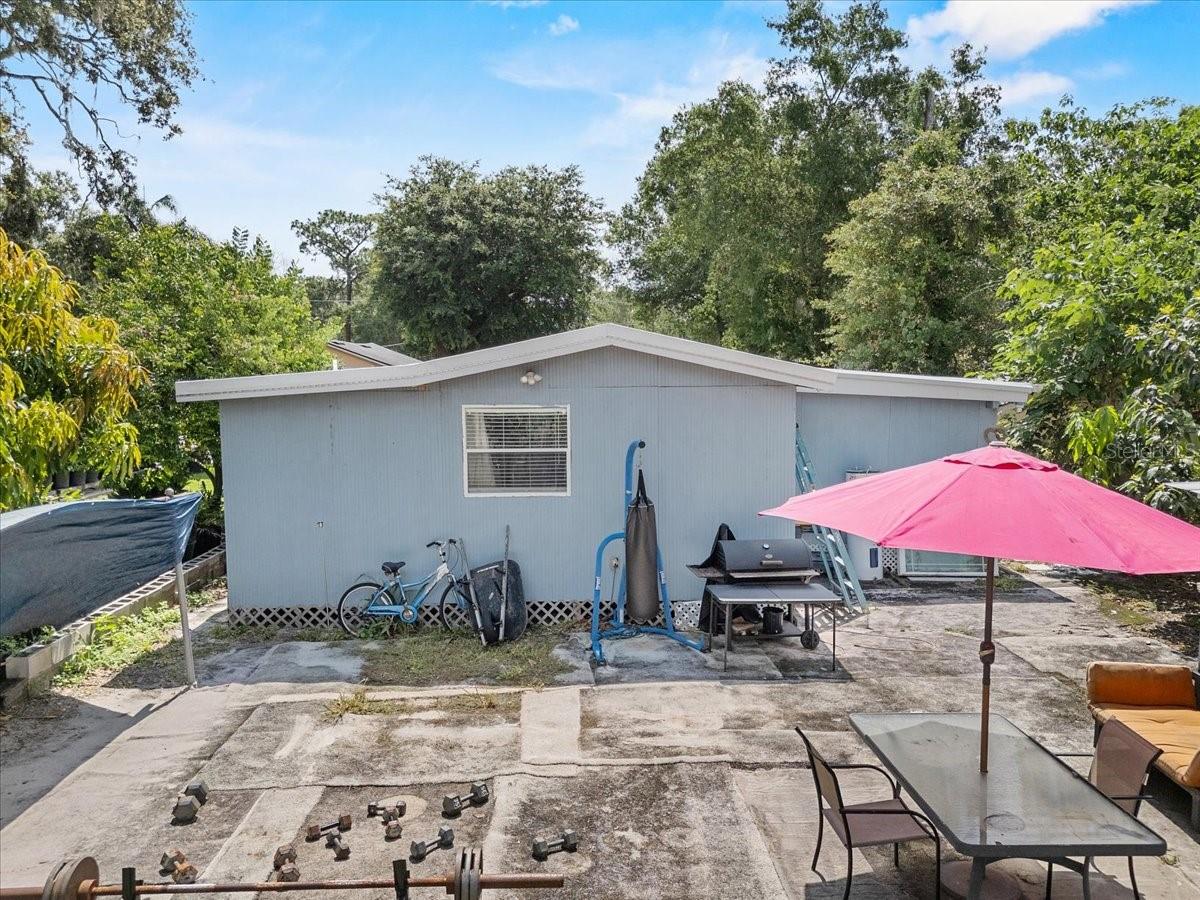 Listing photo id 2 for 306 Avenue A E