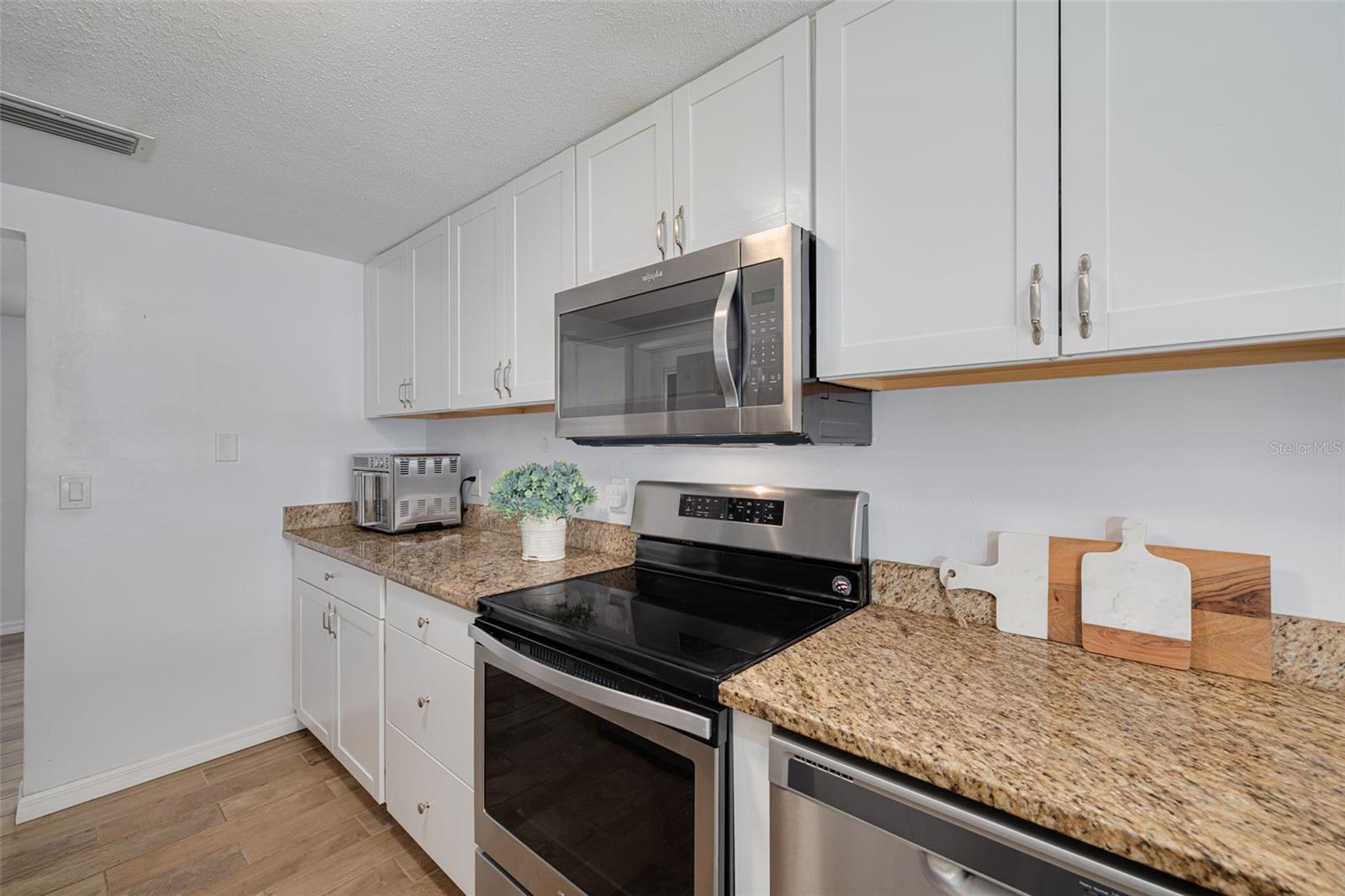 Listing photo id 8 for 8014 Lotus Drive