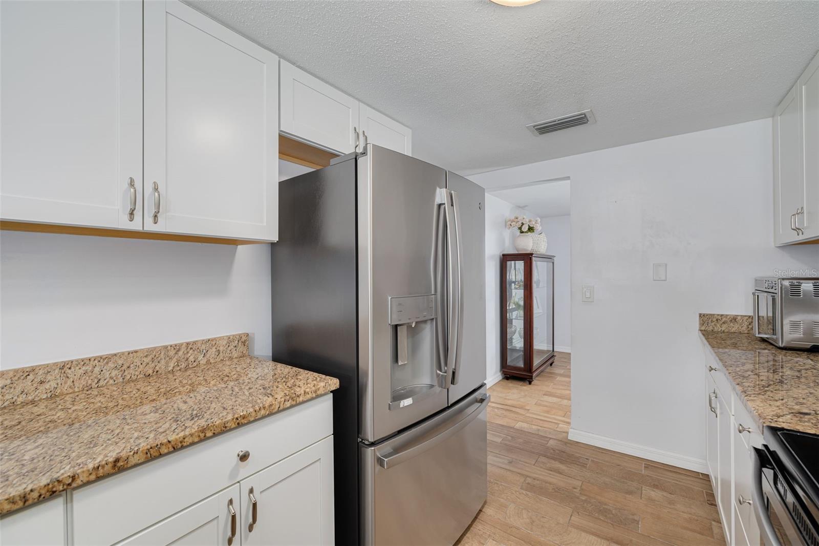 Listing photo id 9 for 8014 Lotus Drive