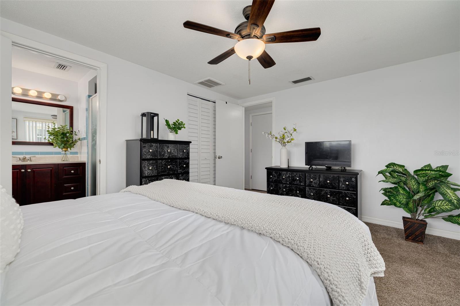 Listing photo id 11 for 8014 Lotus Drive
