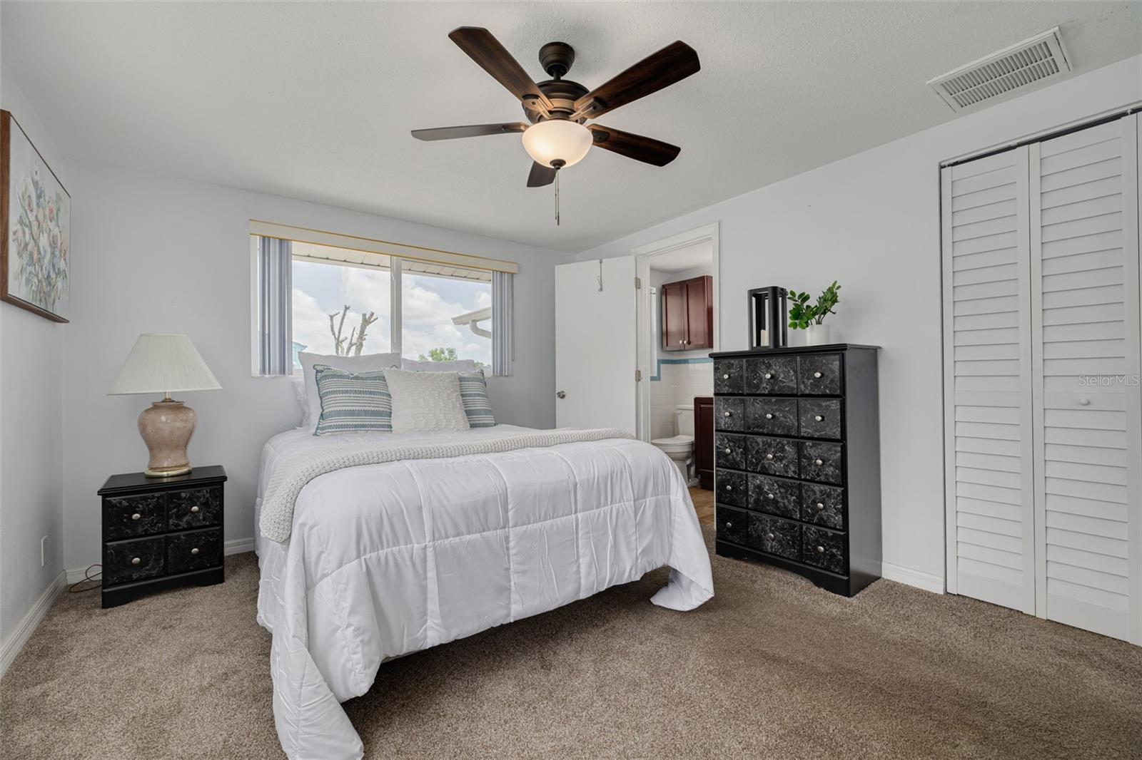 Listing photo id 12 for 8014 Lotus Drive