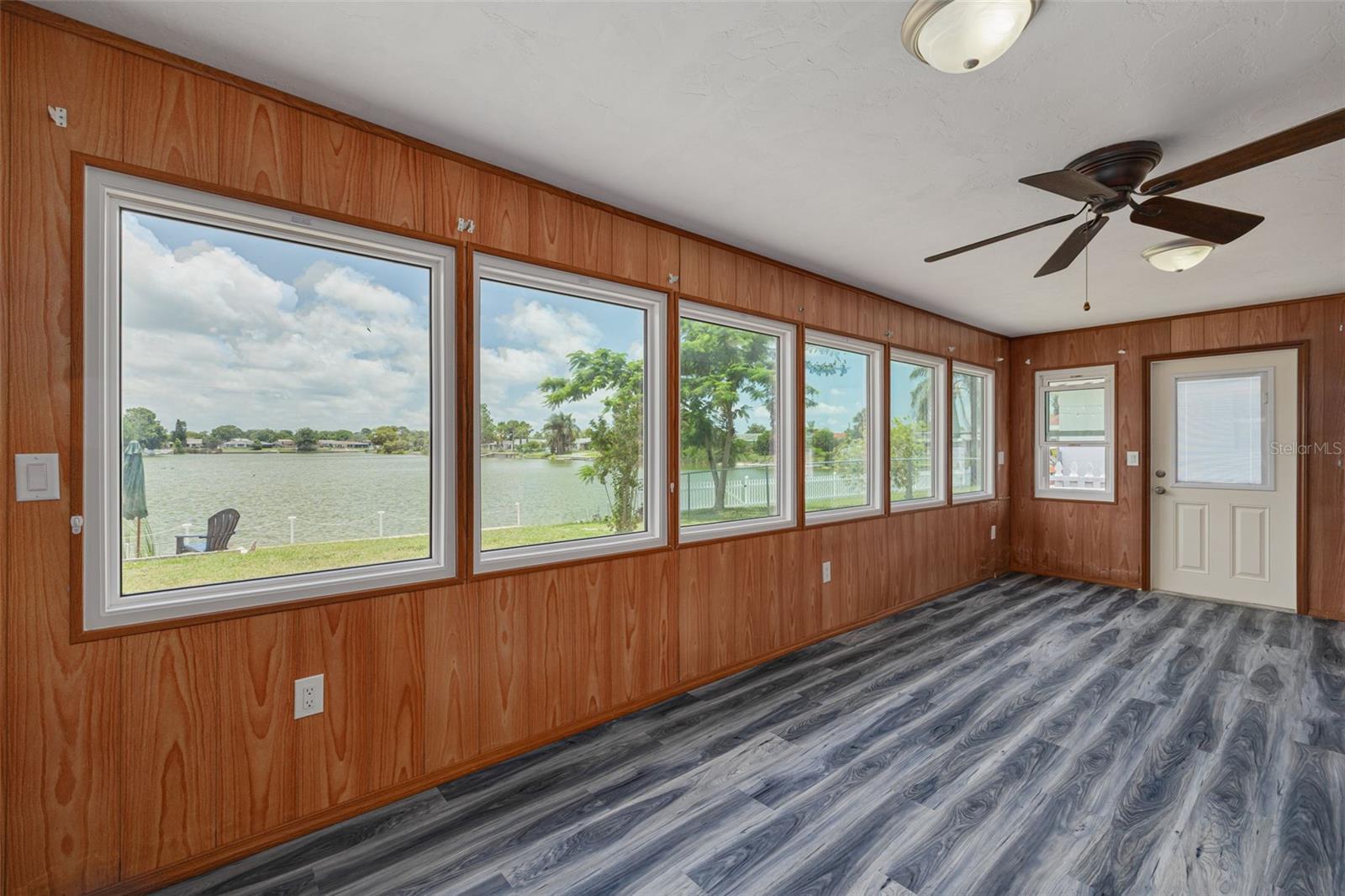 Listing photo id 17 for 8014 Lotus Drive