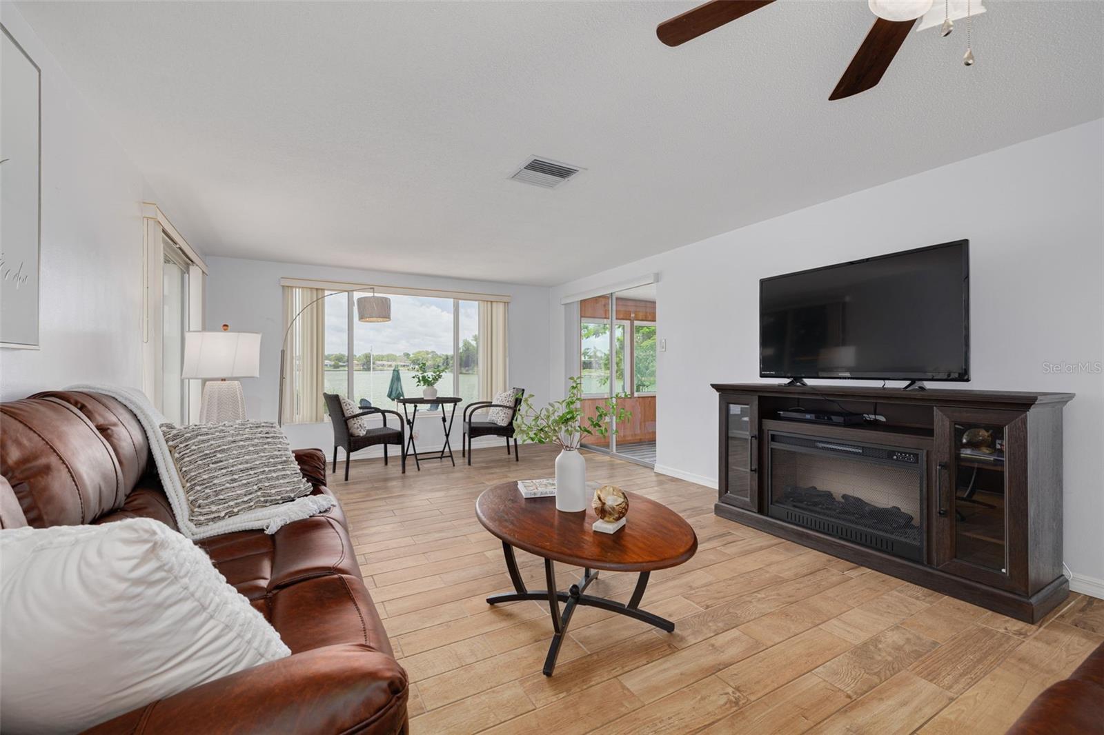 Listing photo id 2 for 8014 Lotus Drive