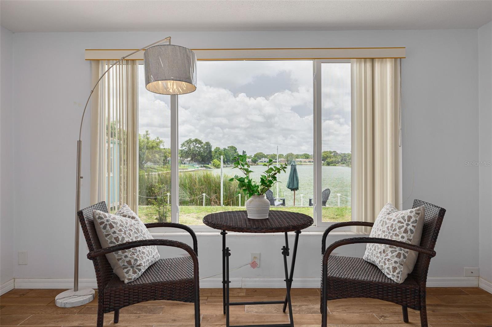 Listing photo id 3 for 8014 Lotus Drive