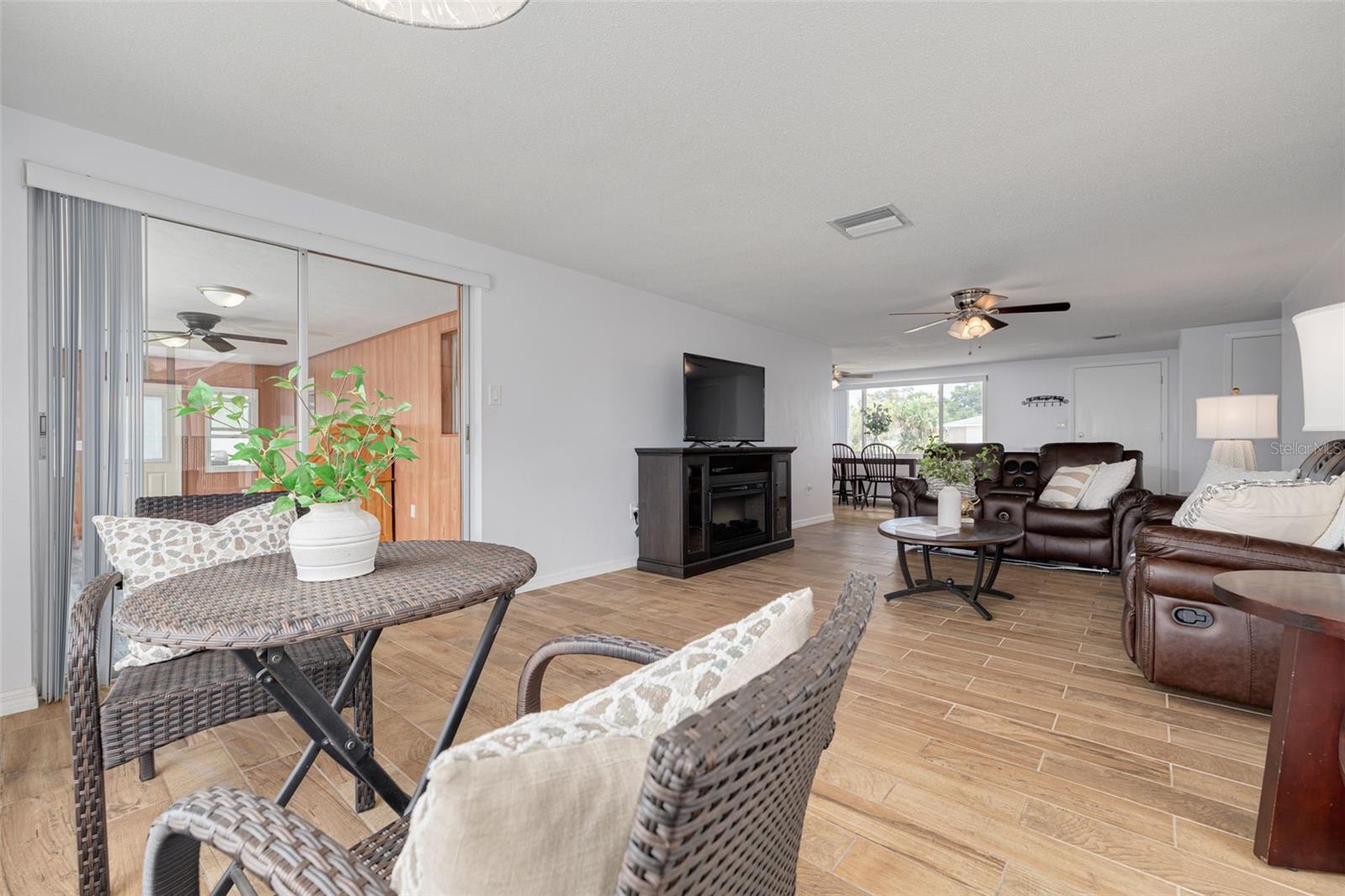 Listing photo id 4 for 8014 Lotus Drive