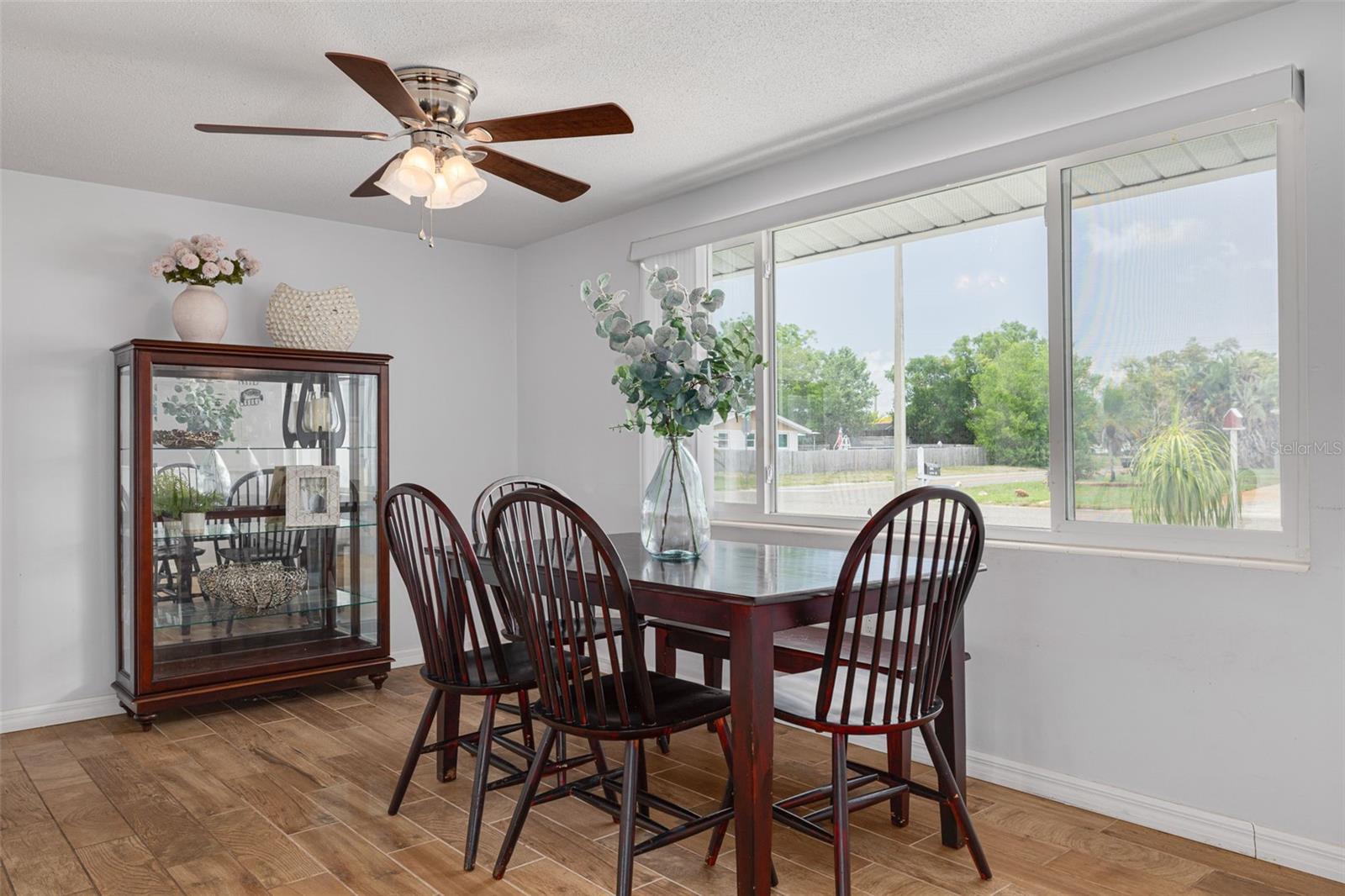 Listing photo id 5 for 8014 Lotus Drive