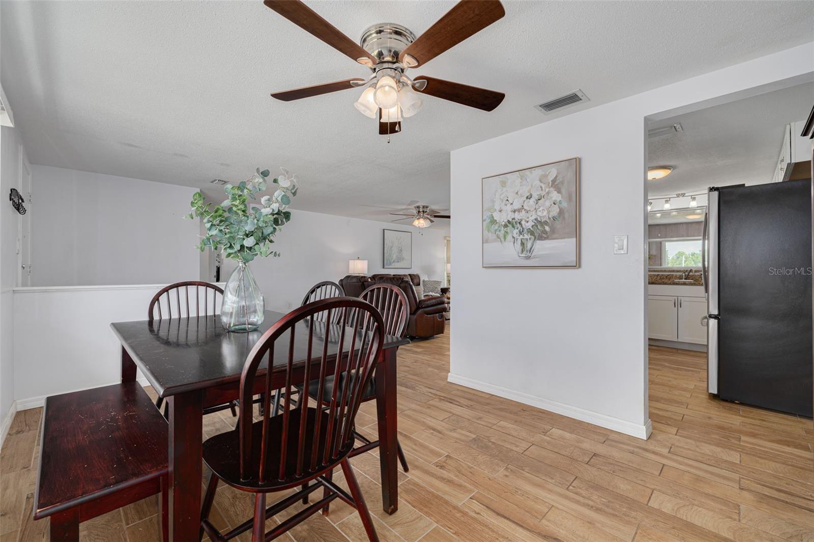 Listing photo id 6 for 8014 Lotus Drive