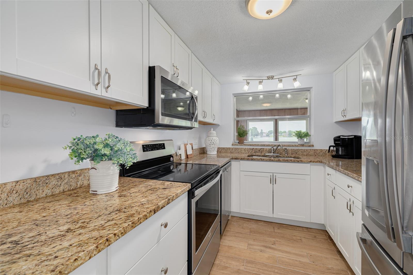 Listing photo id 7 for 8014 Lotus Drive