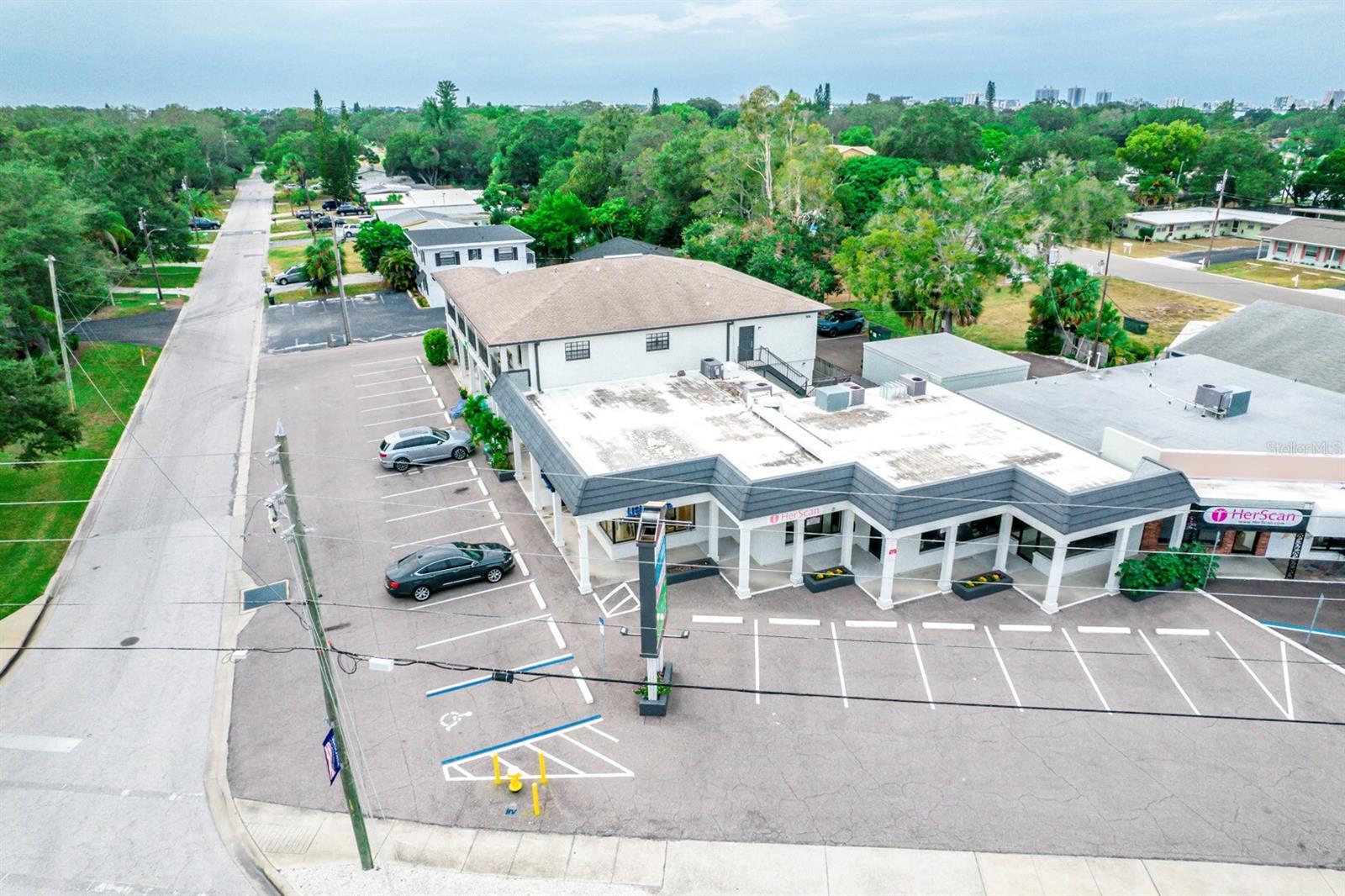 Listing photo id 4 for 400 Indian Rocks Road N