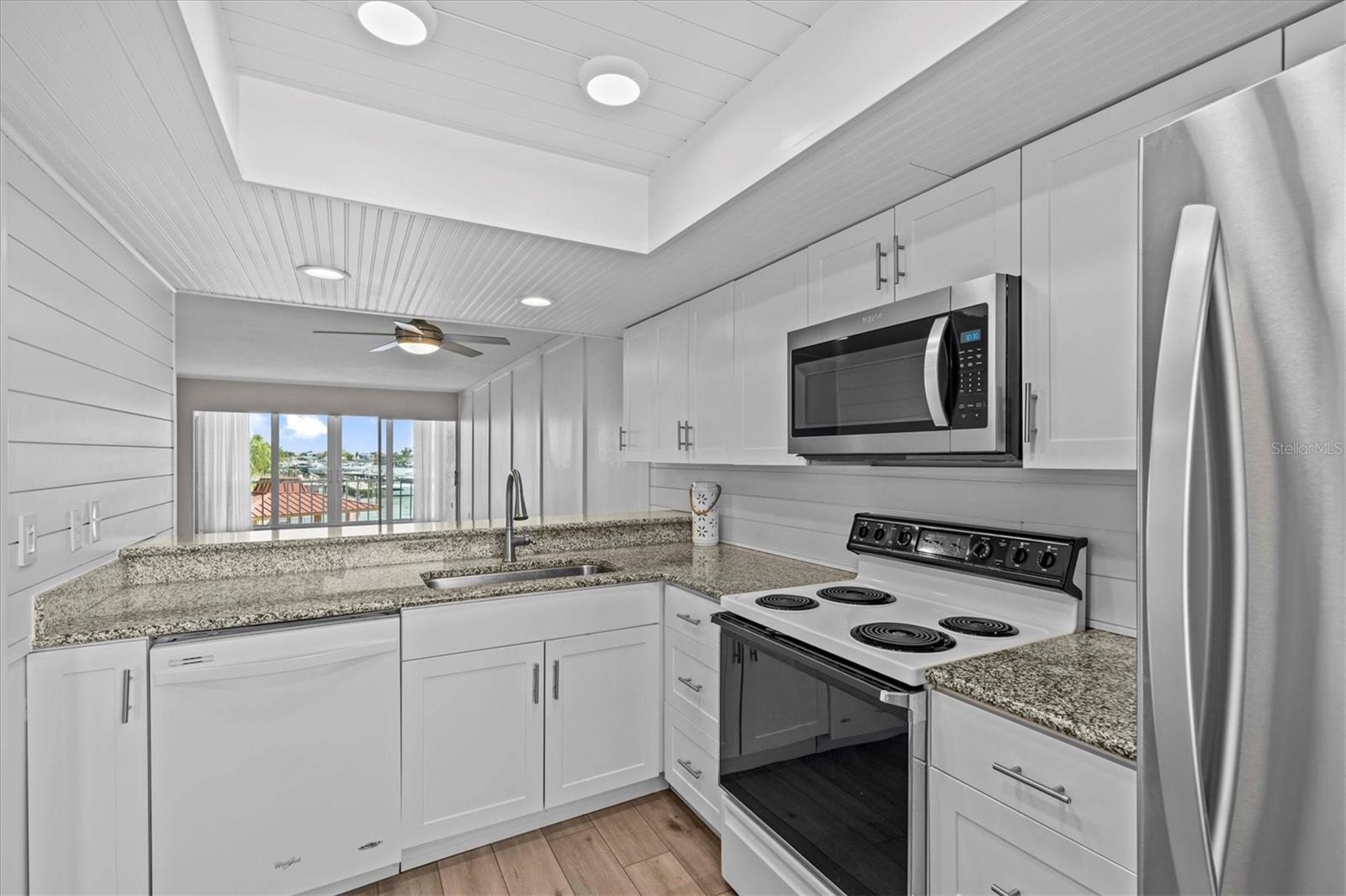 Image 10 of 71 For 105 Island Way 126