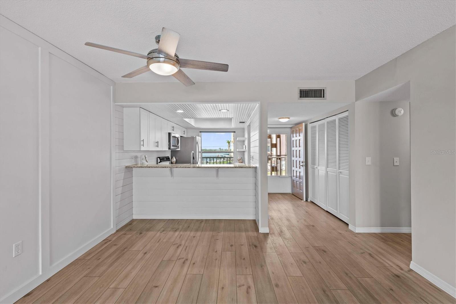 Image 13 of 71 For 105 Island Way 126