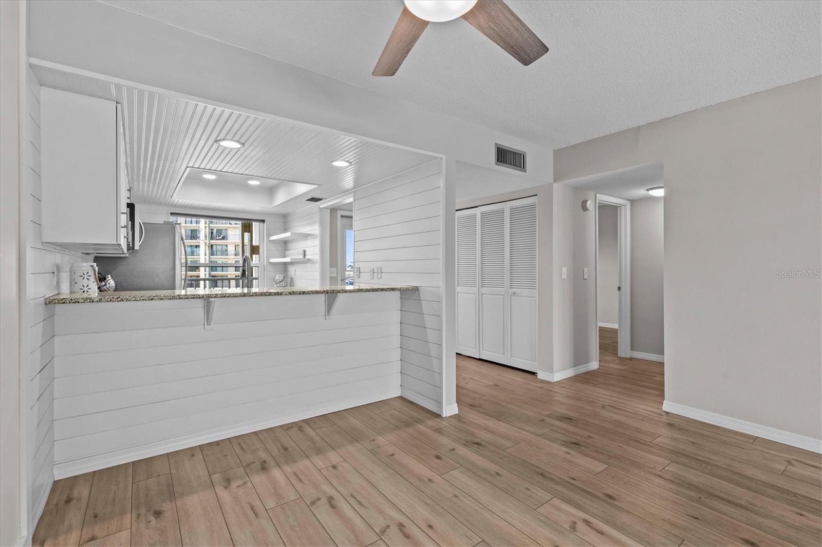 Image 15 of 71 For 105 Island Way 126