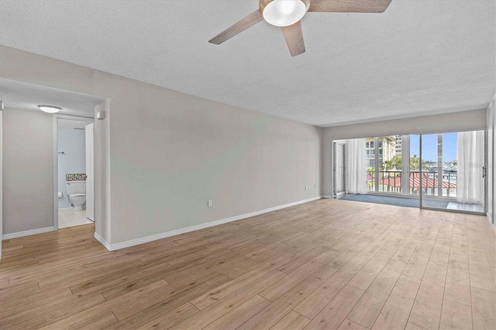Image 17 of 71 For 105 Island Way 126