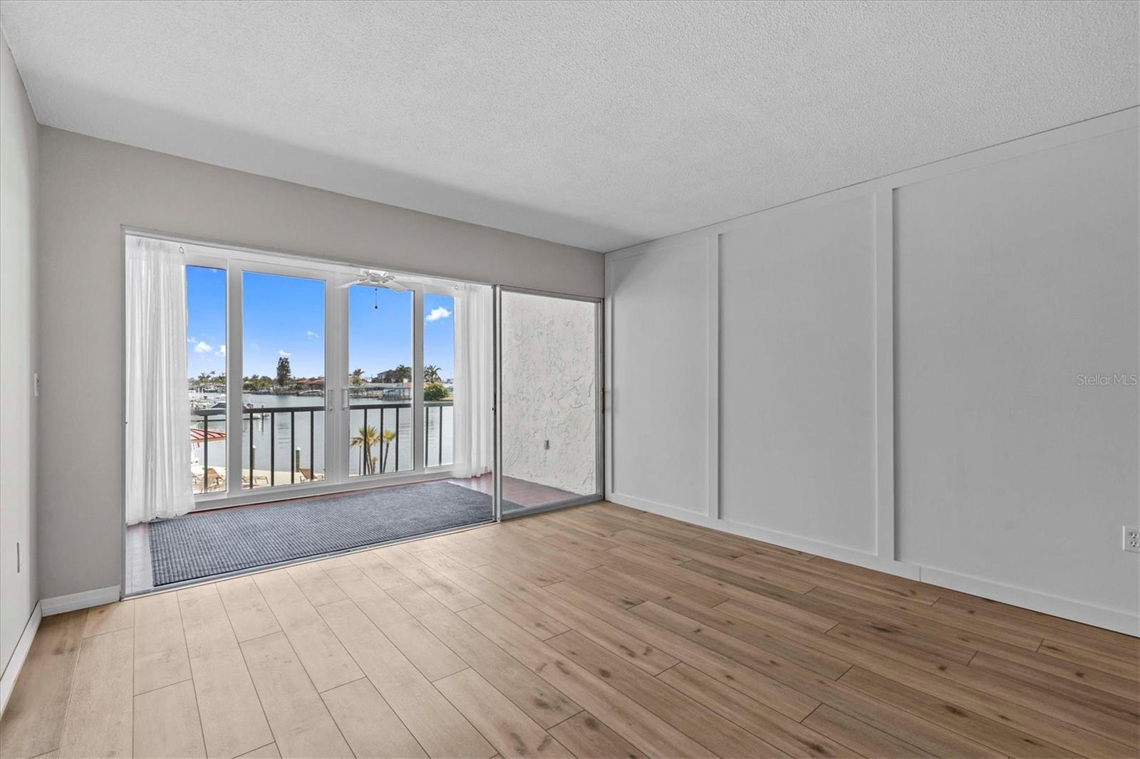 Image 19 of 71 For 105 Island Way 126