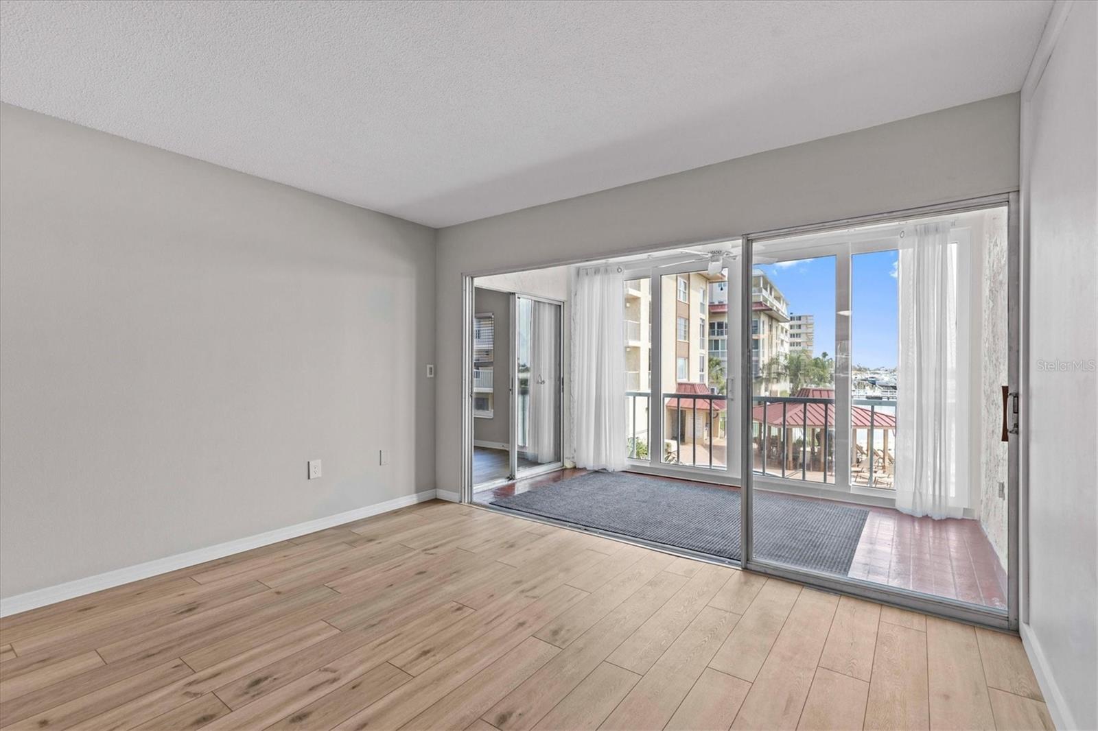 Image 20 of 71 For 105 Island Way 126