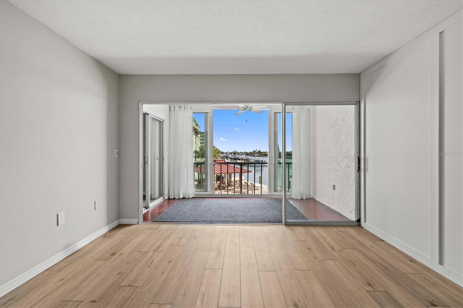 Image 22 of 71 For 105 Island Way 126