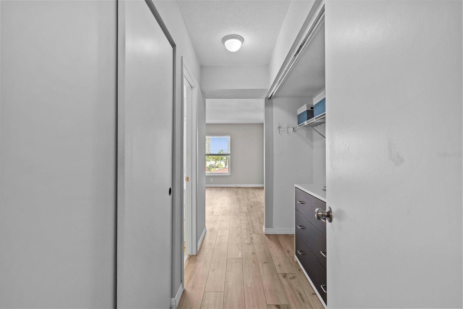 Image 30 of 71 For 105 Island Way 126