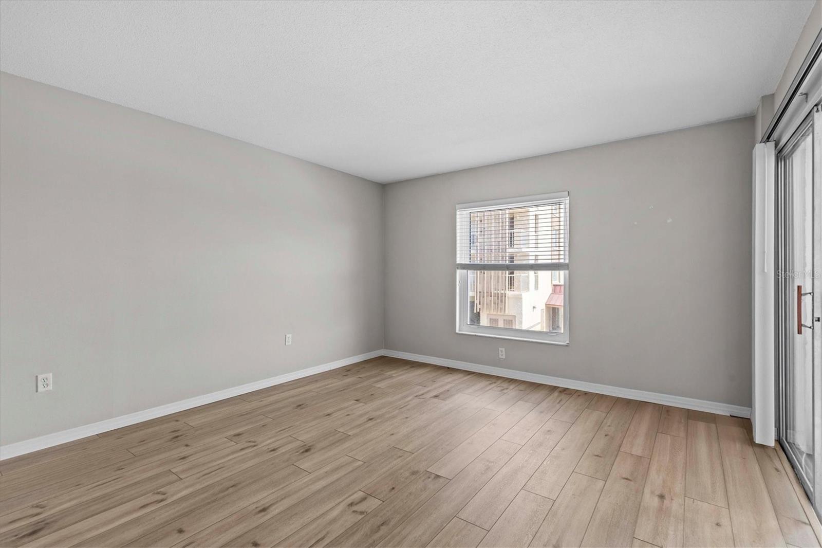 Image 31 of 71 For 105 Island Way 126