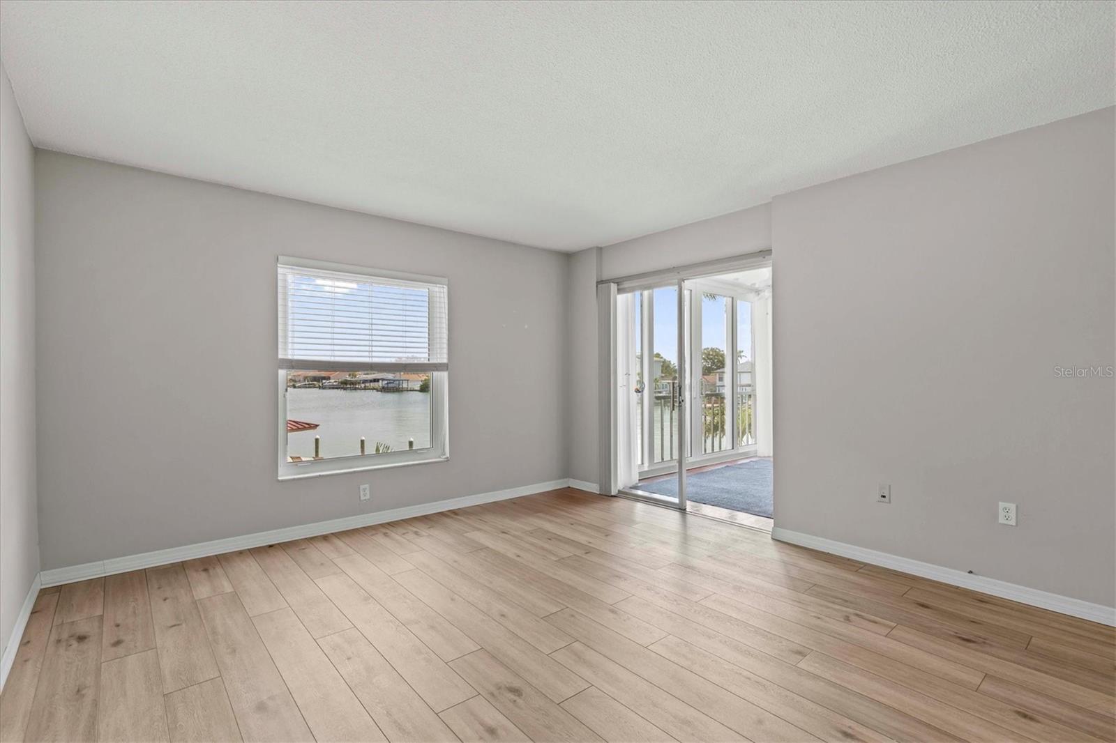 Image 32 of 71 For 105 Island Way 126