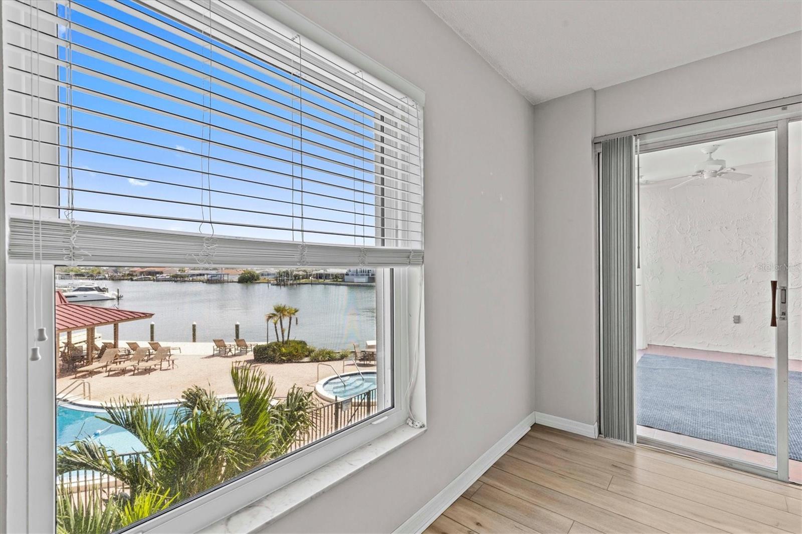 Image 33 of 71 For 105 Island Way 126
